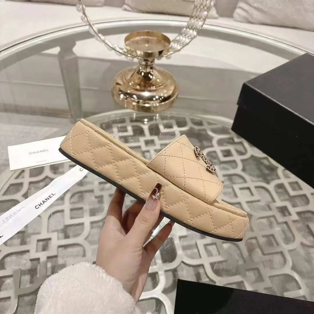 👟👟Ex-factory price 480👟👟 🎉Chanel Chanel 2025 Xiaoxiang C family thick-soled sandals series official website synchronization, classic and elegant, casual wear 🌹🌹🌹🌹Original logo ~ Made of imported sheepskin and C family custom fabrics, a variety of colors for the goddess to choose! ❤️❤️❤️❤️ Code number: 36~40 (35.41.42 customized, non-returnable) Color: 5 colors;